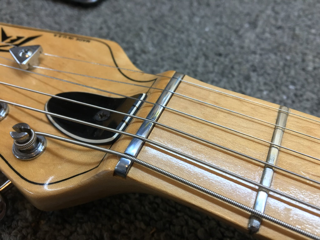 Foto de cejuela de guitarra hecha de aluminio