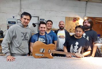 Foto de constructores y técnicos de guitarra en México